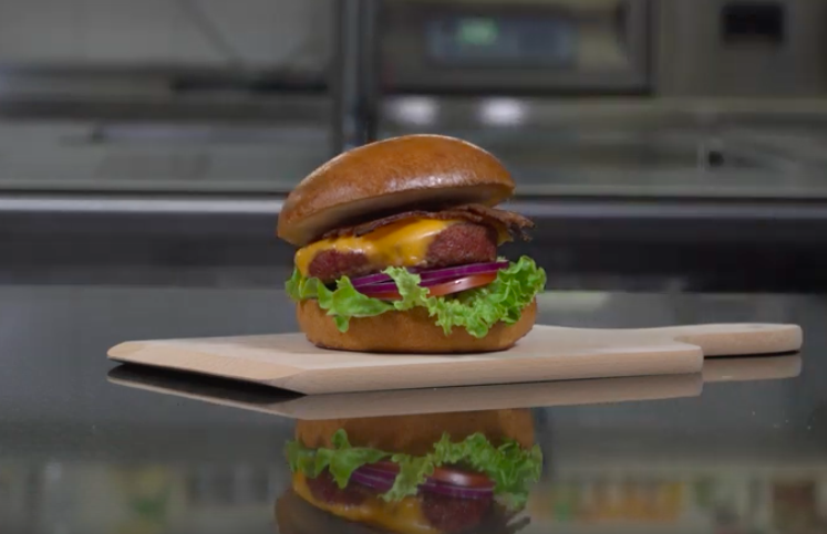 Depois do hambúrguer, Nestlé lança bacon e queijo veganos